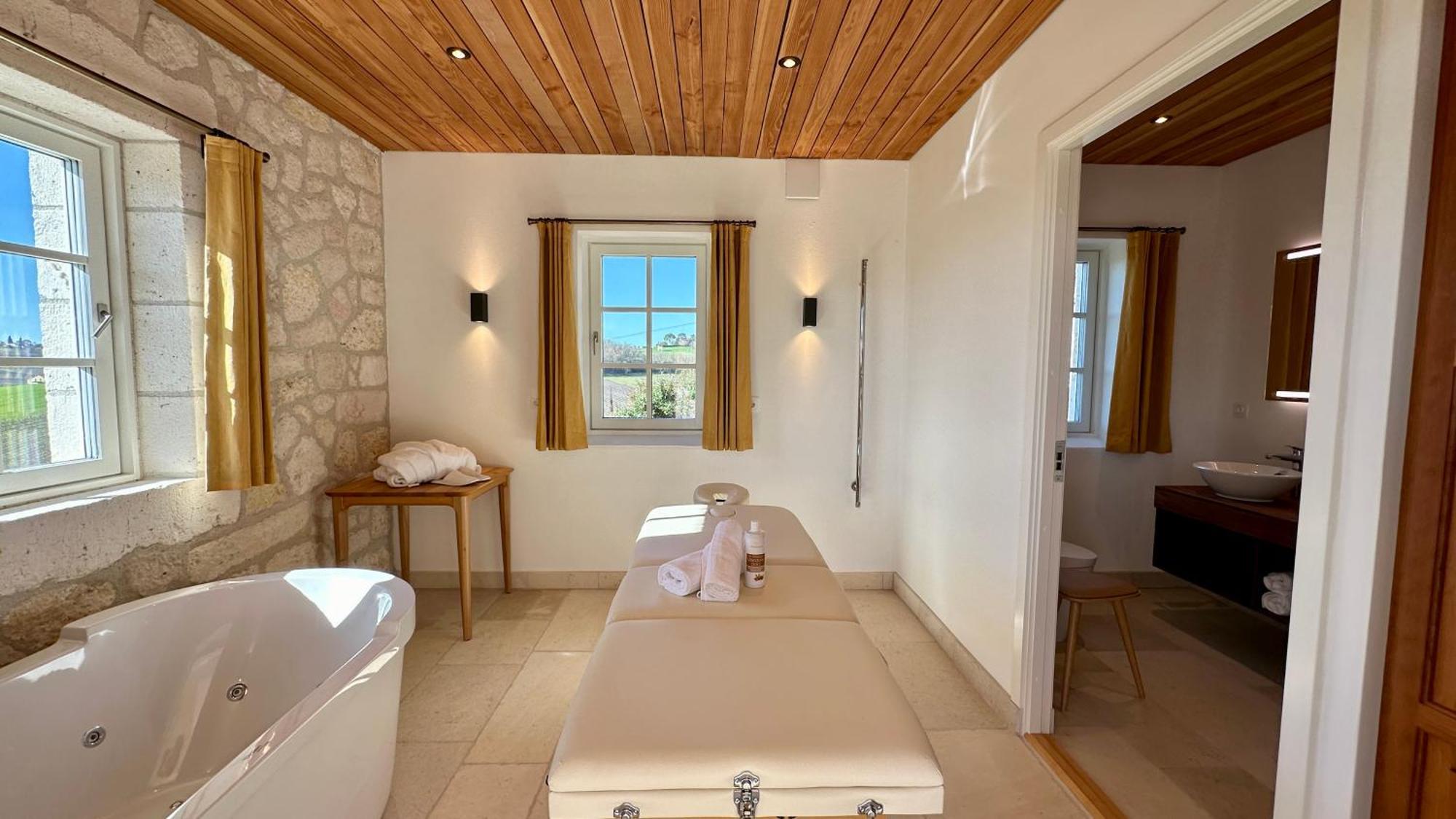 Chateau Lecusse - La Grande Roche - Hotel, Spa, Boutique & Restaurant Broze Экстерьер фото